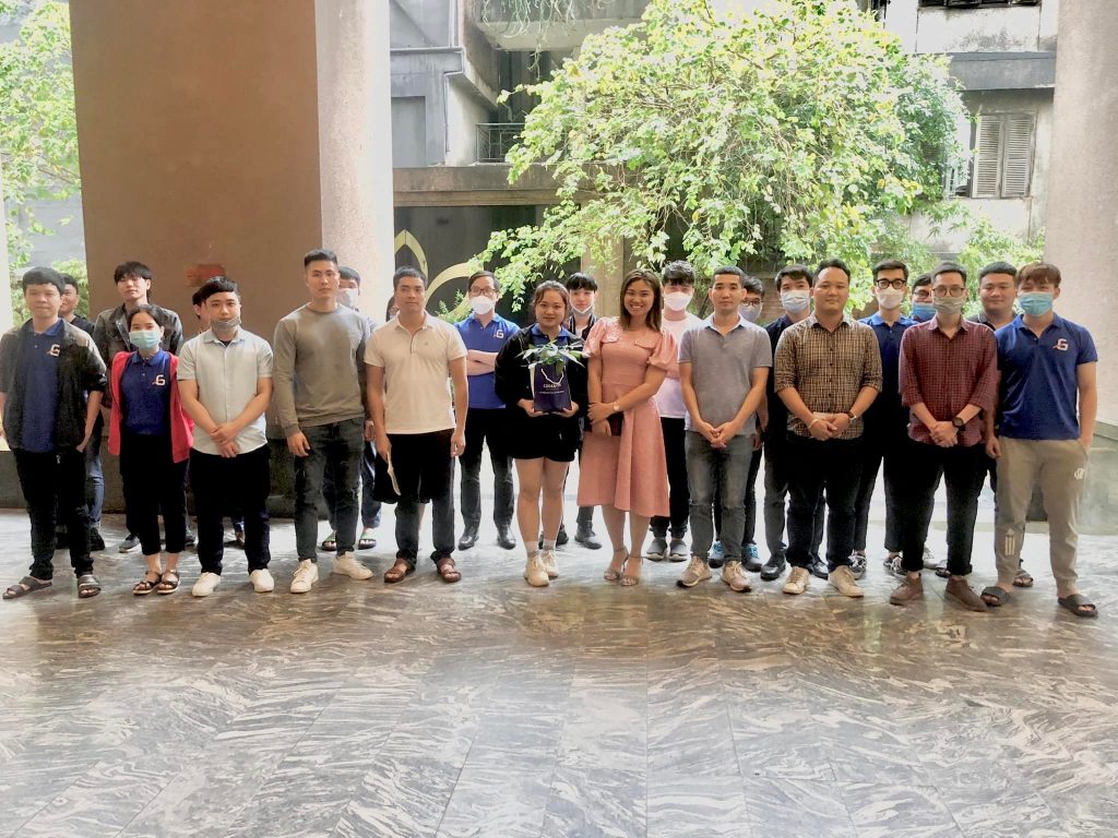 Học viên lớp C1121G1 tại CodeGym Hà Nội cùng đại diện Unikom.
